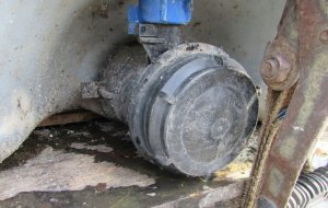 zdjęcie kolorowe: uszkodzony pojemnik typu mauser, z którego wycieka płynna substancja