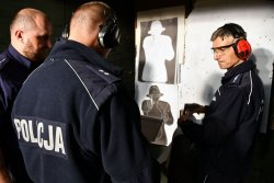 Zdjęcie kolorowe: trzech policjantów na strzelnicy