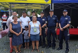 Zdjęcie kolorowe: czterech katowickich dzielnicowych podczas spotkania z mieszkańcami Giszowca w ramach festyny "Święto Giszowca"