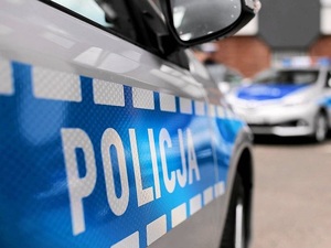 Zdjęcie kolorowe: napis Policja naklejony na radiowóz