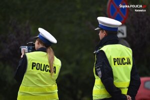 Zdjęcie kolorowe: dwuosobowy patrol katowickiej drogówki podczas kontroli prędkości pojazdów