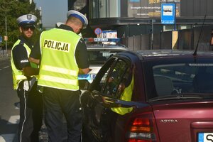 zdjęcie kolorowe: policjanci katowickiej drogówki podczas ogólnopolskich działań &amp;quot;NURD&amp;quot; w czasie kontroli pojazdu