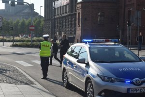 zdjęcie kolorowe: policjanci katowickiej drogówki podczas ogólnopolskich działań &quot;NURD&quot; w rejonie oznakowanego przejścia dla pieszych