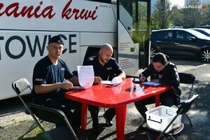 zdjęcie kolorowe: policjanci katowickiej komendy podczas honorowego oddawania krwi