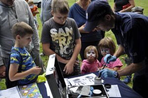 Zdjęcie kolorowe: katowiccy policjanci podczas Festynu pod Wieżą Spadochronową, w czasie którego rozmawiali z dziećmi i dorosłymi o bezpieczeństwie
