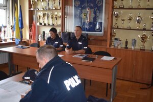 Zdjęcie kolorowe: Zastępca Naczelnika Wydziału Prewencji KMP Katowice i Kierownik Referatu ds. Wykroczeń KMP Katowice podczas egzaminowania policjantów konkursu