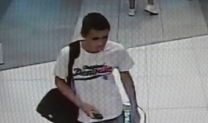 zdjęcie kolorowe: zapis monitoringu sklepowego, w którym zarejestrował się wizerunek mężczyzny podejrzewanego o kradzież perfum