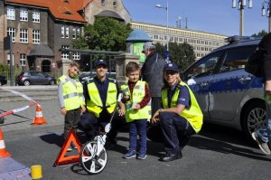 Zdjęcie kolorowe: katowiccy policjanci podczas imprezy „Bezpieczny ruch pieszych i rowerowy” zorganizowanej przez Urząd Miasta Katowice w ramach Europejskiego Tygodnia Zrównoważonego Transportu