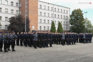 Zdjęcie kolorowe: policjanci śląskiego garnizonu podczas ślubowania nowo przyjętych policjantów