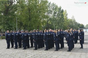 Zdjęcie kolorowe: policjanci śląskiego garnizonu podczas ślubowania nowo przyjętych policjantów