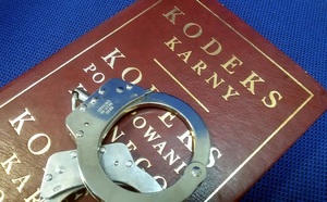 zdjęcie kolorowe: kodeks karny i kajdanki