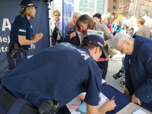 Zdjęcie kolorowe: Katowiccy policjanci podczas V Katowickiego Dnia Seniora