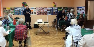 zdjęcie kolorowe: dzielnicowy z Komisariatu V Policji w Katowicach podczas spotkania z seniorami
