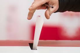 zdjęcie kolorowe: dłoń wrzucający głos do urny: źródło zdjęcia strona internetowa gdansk.pl