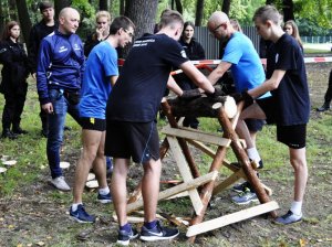 zdjęcie kolorowe: katowiccy policjanci wraz z uczniami podczas Igrzysk Policyjnych w Siemianowicach Śląskich