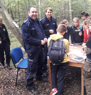 zdjęcie kolorowe: katowiccy dzielnicowi z V komisariatu  podczas Gier Terenowych z uczniami szkół podstawowych z Oś. Tysiąclecia i Piotrowic