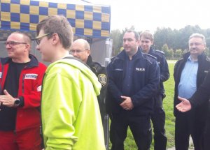 zdjęcie kolorowe: katowiccy dzielnicowi z V komisariatu  podczas Gier Terenowych z funkcjonariuszami Straży Miejskiej w Katowicach i ratownikami medycznymi