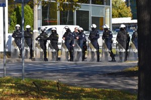 zdjęcie kolorowe: śląscy policjanci podczas przemarszu z kibicami na mecz GKS Katowice i ELANY Toruń