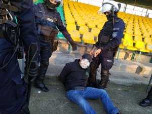 zdjęcie kolorowe: śląscy policjanci podczas zabezpieczenia meczu GKS Katowice i ELANY Toruń z zatrzymanymi