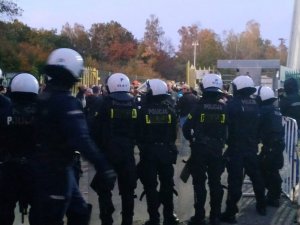 zdjęcie kolorowe: śląscy policjanci podczas zabezpieczenia meczu GKS Katowice i ELANY Toruń