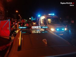 zdjęcie kolorowe: policjanci drogówki podczas obsługi zdarzenia drogowego w nocy