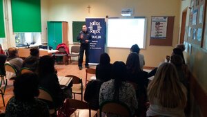 zdjęcie kolorowe: katowiccy policjanci i konsultantki &amp;quot;METIS&amp;quot; podczas szkolenia dla nauczycieli