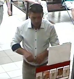 Na zdjęciu kolorowym widać wizerunek sprawcy kradzieży, jest on ubrany w białą koszulę i beżowe spodnie. Mężczyzna ma czarne włosy