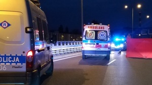zdjęcie kolorowe: policyjny radiowóz, karetka pogotowia na miejscu zdarzenia drogowego - zdjęcie poglądowe