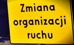 zdjęcie kolorowe: zółty znak drogowy z napisem zmiana organizacji ruchu