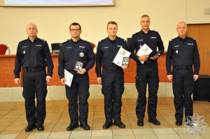 zdjęcie kolorowe: st.sierż. Łukasz kloc z komendantem Głównym Policji i z innymi policjantami biorącymi udział w konkursie