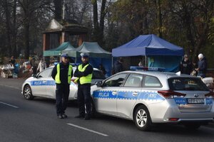 zdjęcie kolorowe: policjanci katowickiej drogówki w rejonie cmentarza podczas akcji "Znicz 2019"