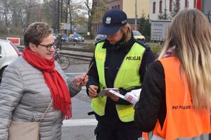 zdjęcie kolorowe: policjanci, pracownicy kolei i funkcjonariusze SOK podczas działan w rejonie przejazdy kolejowego
