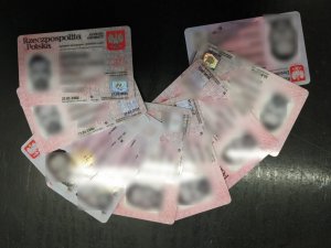 zdjęcie kolorowe: podrobione dokumenty, które policjanci katowickiej komendy ujawnili u zatrzymanego oszusta