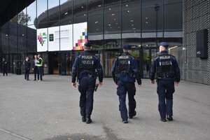 zdjęcie kolorowe: katowiccy policjanci podczas zabezpieczenia V Światowej Konferencji Antydopingowej Wada 2019.