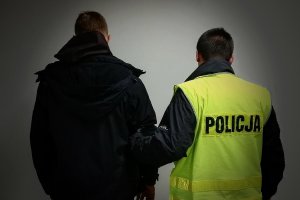 Na kolorowym zdjeciu widać policjanta i osobę zatrzymaną