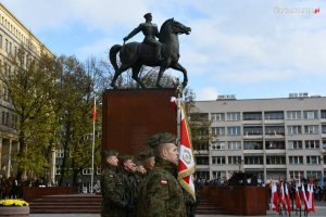 Na kolorowym zdjęciu widac pomnik marszałka Piłsudzkiego siedzącego na koniu obok cokołu stoją żołenirze i poczty sztandarowe