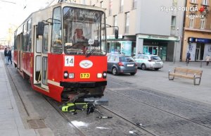 zdjęcie kolorowe: tramwaj na ul. Św. Jana i hulajnoga