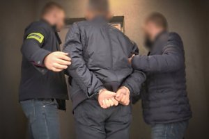 zdjęcie kolorowe: katowiccy policjanci podczas zatrzymania mężczyzny