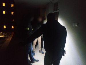 zdjęcie kolorowe: katowiccy policjanci podczas zatrzymania osób podejrzanych
