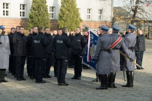 zdjęcie kolorowe: uroczyste ślubowanie nowo przyjętych policjantów na placu apelowym Oddziału Prewencji w Katowicach