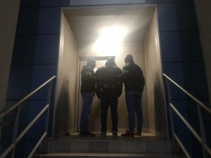 zdjęcie kolorowe: wywiadowcy z katowickiej komendy z zatrzymanym mężczyną, który posiadał przy sobie narkotyki