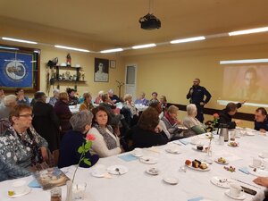 Zdjęcie kolorowe: policjanci z komisariatu VII Policji w Katowicach podczas spotkania z seniorami