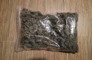 Na zdjęciu widać paczkę z suszem marihuany