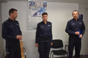 Na zdjęciu widać trzech policjantów w sali odpraw komisariatu