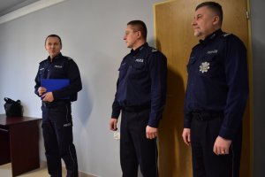 Na zdjęciu widać czterech policjantów w sali odpraw komisariatu