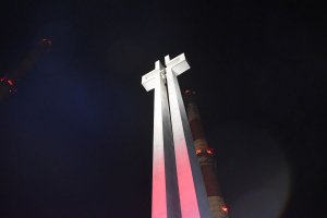 Na zdjęciu widać krzyż przy pomniku poległych górników