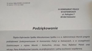 Na zdjęciu widać list od administracji Śląsko-Dąbrowskiej Spółki Mieszkaniowej z podziękowaniami dla policjantów z Komisariatu Policji