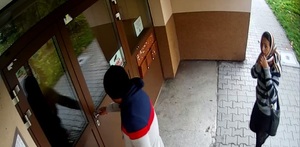 zdjęcie kolorowe: osoby podejrzewane o kradzież gotówki z mieszkania w Katowicach zarejestrowane przez monitoring