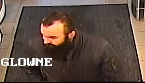 zdjęcie kolorowe: mężczyzna podejrzewany o kradzież rakiety do squasha