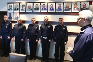 zdjęcie kolorowe: policjanci podczas spotkania z I Zastępca Komendanta Eojewódzkiego Policji w Katowicach